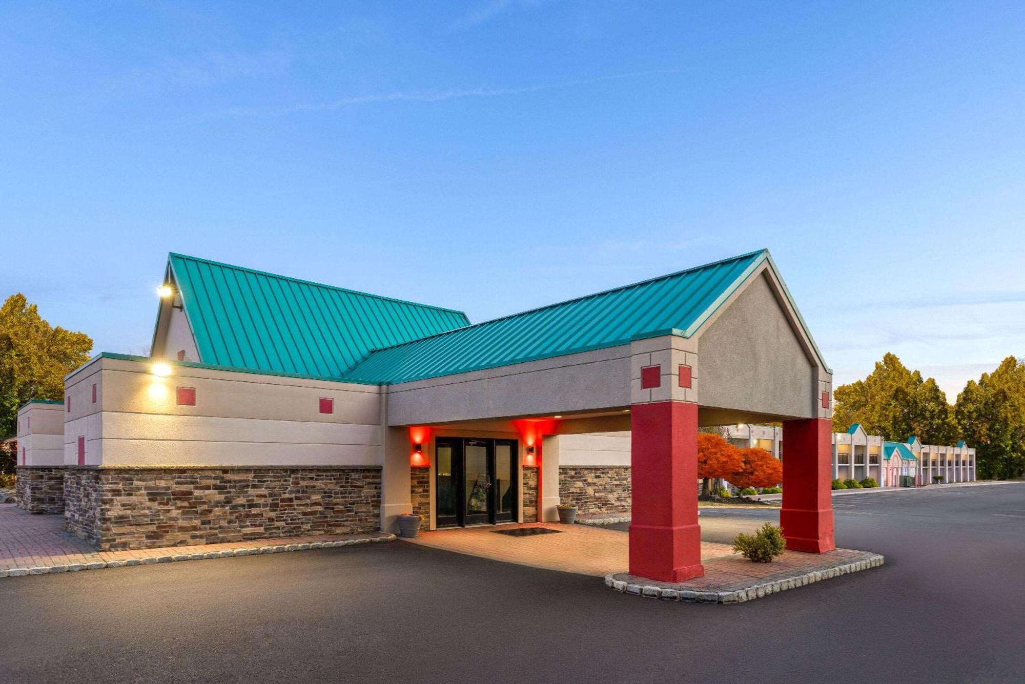 Ramada By Wyndham Parsippany Hotel Eksteriør billede