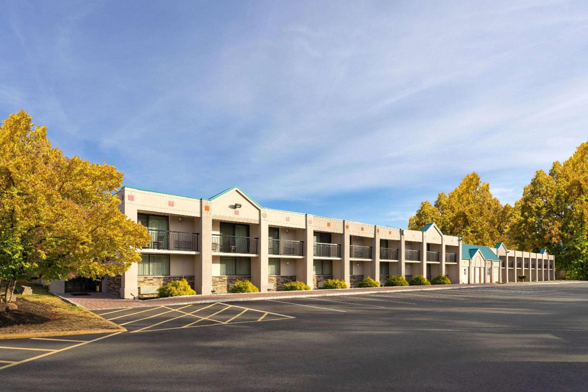 Ramada By Wyndham Parsippany Hotel Eksteriør billede